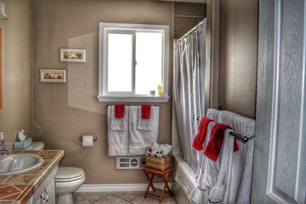 Sunny Shuswap B&B Chase Room photo